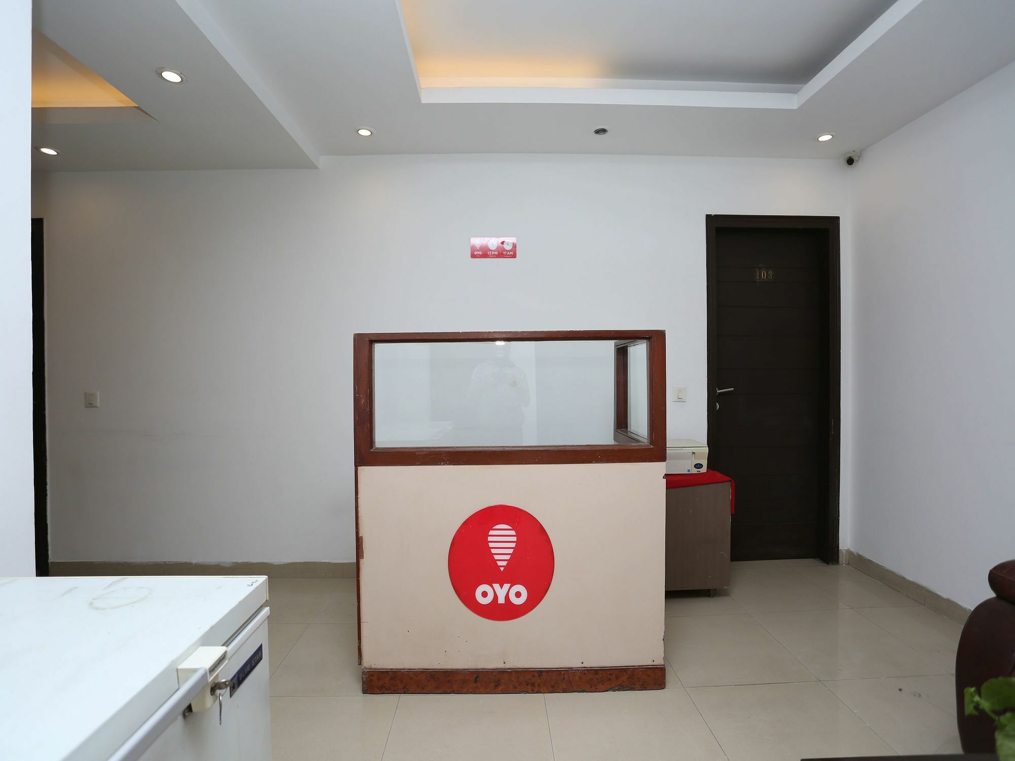 Oyo 10582 Cyber City Hotel Гургаон Екстериор снимка